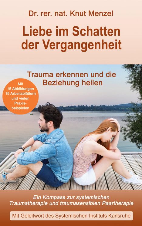 Titel: Liebe im Schatten der Vergangenheit. Zwei Menschen sitzen nachdenklich auf einem Steg am Wasser.