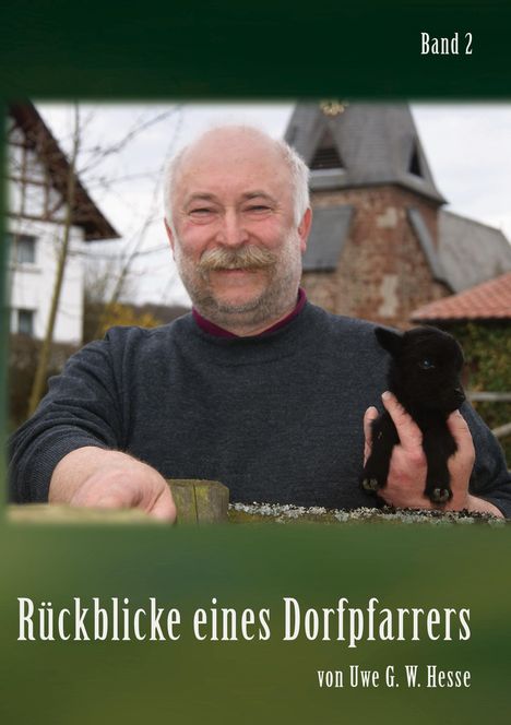 „Rückblicke eines Dorfpfarrers, Band 2, von Uwe G. W. Hesse.“ Ein lächelnder Mann hält ein schwarzes Lamm im Arm.