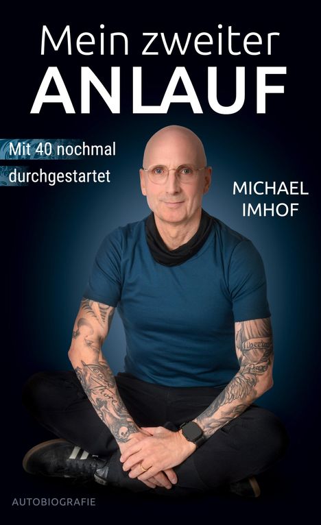 "Mein zweiter Anlauf. Mit 40 nochmal durchgestartet. Michael Imhof. Autobiografie."  
Ein Mann sitzt lächelnd mit tätowierten Armen.