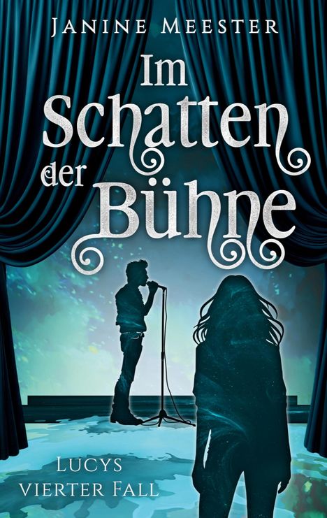 "Im Schatten der Bühne" von Janine Meester. Lucys vierter Fall. Silhouette vor Vorhang und Figur mit Mikrofon.