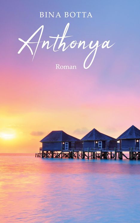 „Bina Botta“, „Anthonya“, „Roman“. Drei Hütten auf Stelzen über einem bunten Meer bei Sonnenuntergang.