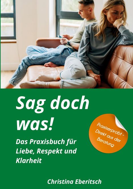 „Sag doch was! Das Praxisbuch für Liebe, Respekt und Klarheit“ von Christina Eberitsch. Paar auf dem Sofa.