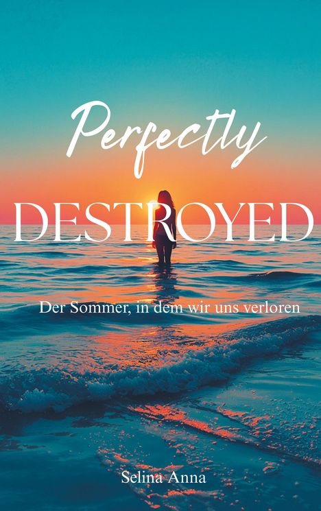 „Perfectly Destroyed. Der Sommer, in dem wir uns verloren. Selina Anna.“ Silhouette einer Person im Meer bei Sonnenuntergang.