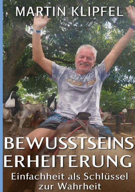 Cover eines Buches mit dem Titel "Bewusstseinserheiterung". Oben steht "Martin Klipfel". Ein Mann reitet lachend auf einem Pferd.