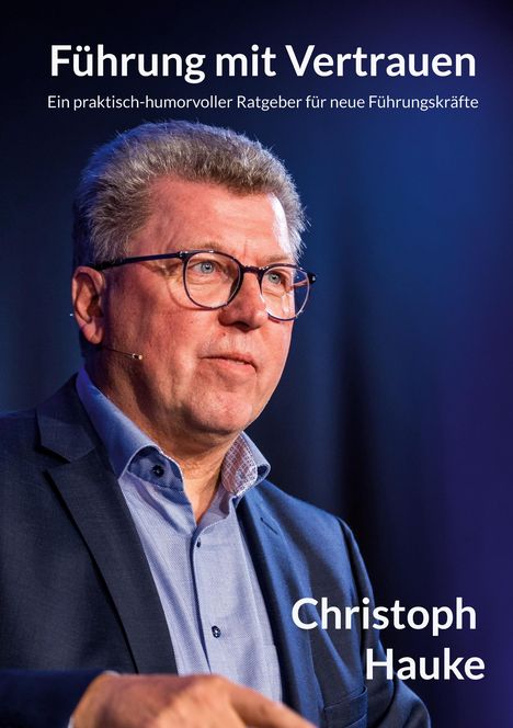 „Führung mit Vertrauen“, Ratgeber für Führungskräfte. Darunter der Name Christoph Hauke. Mann mit Brille und Anzug.