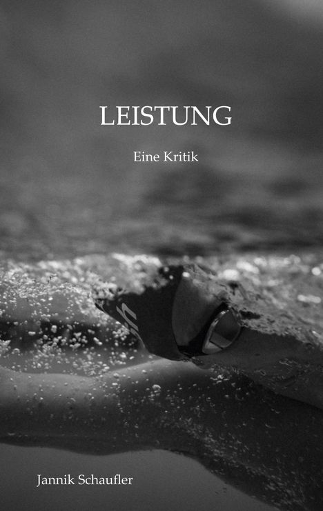 Text: "LEISTUNG Eine Kritik. Jannik Schaufler." Schwarz-Weiß-Foto eines Schwimmers unter Wasser mit vielen Blasen.