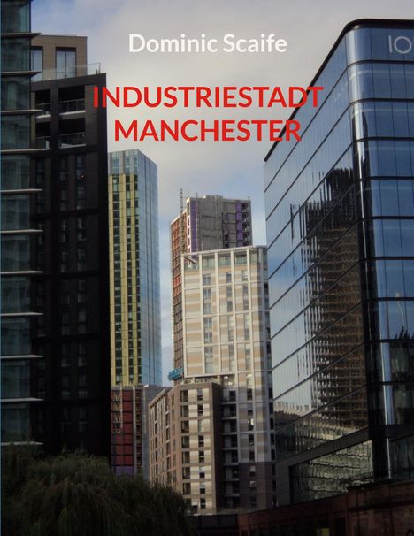 Oben steht „Dominic Scaife“, darunter „INDUSTRIESTADT MANCHESTER“. Hochhäuser spiegeln sich in Glasfassaden.