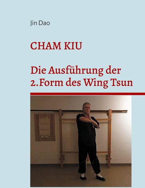 "Jin Dao; CHAM KIU; Die Ausführung der 2. Form des Wing Tsun." Person in Kampfposition vor Holzgerüst.