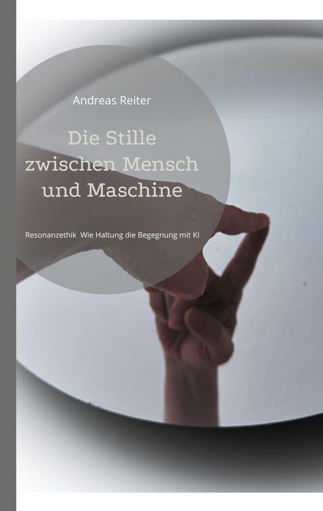 „Die Stille zwischen Mensch und Maschine“, Hände berühren sich in einem runden Spiegel.