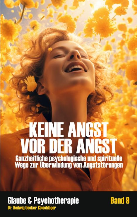 „KEINE ANGST VOR DER ANGST“; Frau lächelt, von gelben Blumen umgeben; warme, sonnige Atmosphäre.