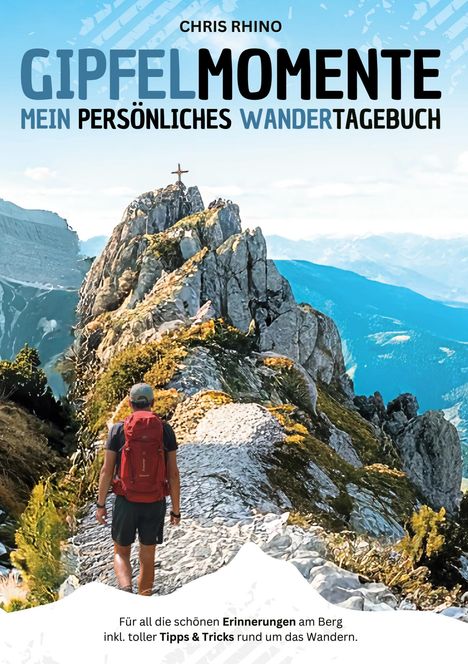 CHRIS RHINO. GIPFELMOMENTE: Wandertagebuch. Mensch mit rotem Rucksack auf Bergweg, Gipfelkreuz in der Ferne.