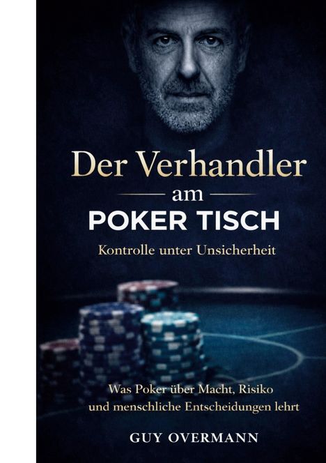 "Der Verhandler am Poker Tisch: Kontrolle unter Unsicherheit. Was Poker über Macht, Risiko und Entscheidungen lehrt" von Guy Overmann. Oberhalb, ein Gesicht im Dunkeln und Stapel Pokerchips.