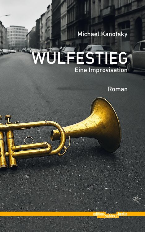 Der Text lautet "Michael Kanofsky, WULFESTIEG, Eine Improvisation, Roman". Eine Trompete liegt auf einer leeren Straße.