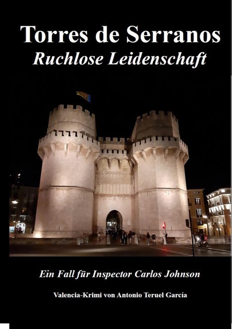 „Torres de Serranos, Ruchlose Leidenschaft.“ Ein beleuchteter alter Steinturm bei Nacht, mit Menschen und einer Flagge oben.