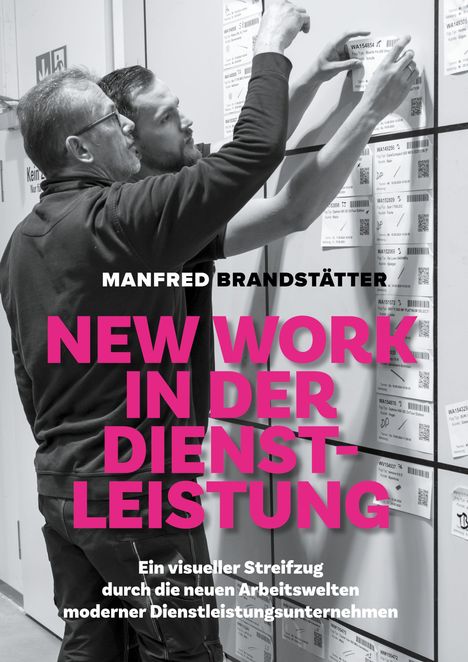 MANFRED BRANDSTÄTTER. NEW WORK IN DER DIENSTLEISTUNG. Zwei Männer betrachten eine Wand mit Etiketten.