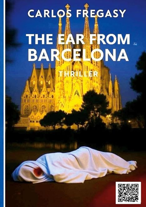 Text: "Carlos Fregasy, The Ear from Barcelona, Thriller". Ein beleuchtetes Gebäude, im Vordergrund eine weiß verhüllte Gestalt.