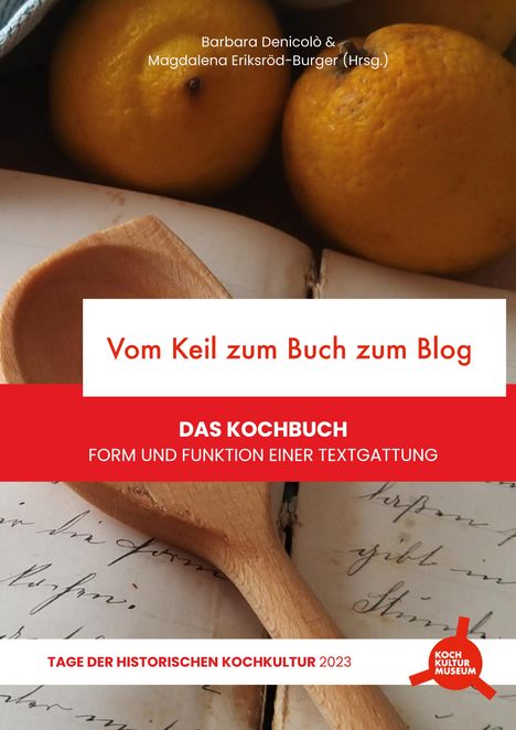 "Vom Keil zum Buch zum Blog" in Weiß und Rot. Holzlöffel auf handgeschriebenem Manuskript und Zitronen. Logo: Rot, "Koch Kultur Museum".