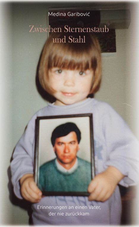 „Zwischen Sternenstaub und Stahl“ und „Erinnerungen an einen Vater, der nie zurückkam“ über einem Kind mit Foto.