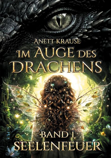 Text: "Anett Krause, Im Auge des Drachen, Band 1 Seelenfeuer." Illustration: Ein Drachenauge und Person mit Feenflügeln im Wald.