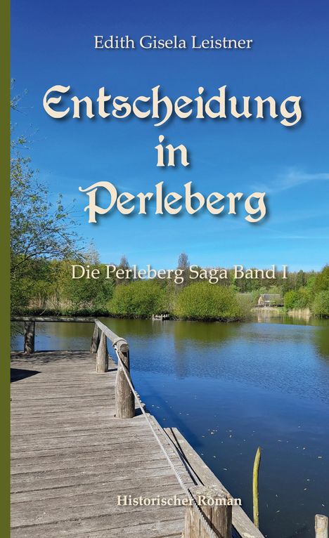 „Entscheidung in Perleberg“ von Edith Gisela Leistner. Ein Holzsteg führt an einem ruhigen See entlang.