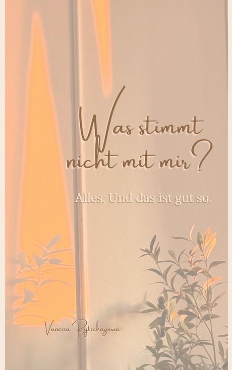 "Was stimmt nicht mit mir? Alles. Und das ist gut so." Schriftzug über Pflanzen, gedämpftes orangefarbenes Licht.