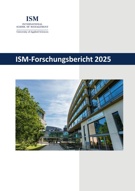ISM-Forschungsbericht 2025. Sicht auf modernes Gebäude mit blauen Himmelsreflexionen und grünen Bäumen.