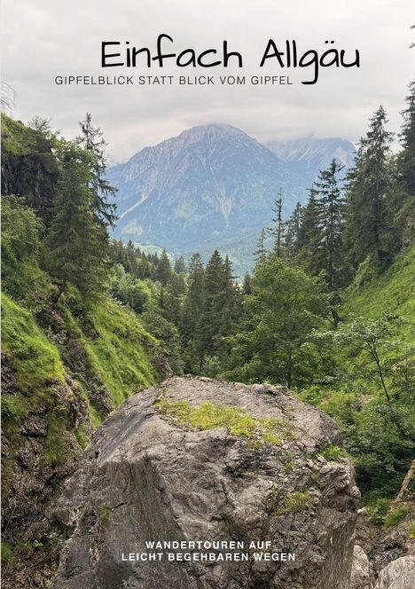 "Einfach Allgäu. Gipfelblick statt Blick vom Gipfel. Wandertouren auf leicht begehbaren Wegen." Berglandschaft, Bäume.
