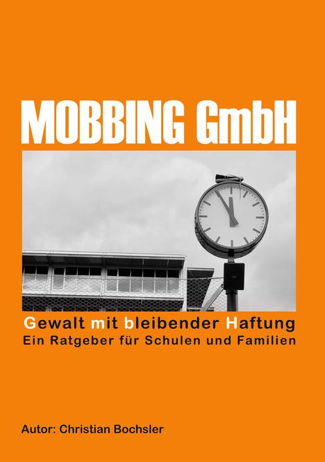 „MOBBING GmbH“ in Weiß, „Gewalt mit bleibender Haftung“ in Orange, „Autor: Christian Bochsler“. Foto: Gebäudeecke, Uhr.