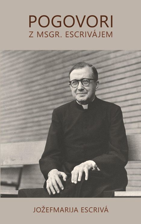 "Pogovori z Msgr. Escrivájem. Jožefmarija Escrivá." Ein Mann in Priesterkleidung sitzt und lächelt.