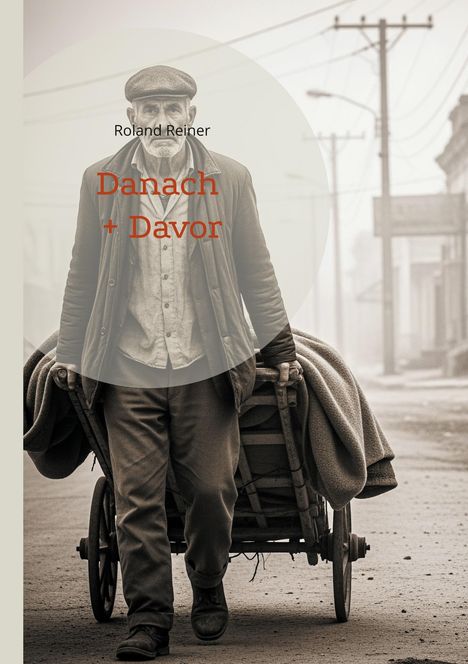 "Roland Reiner: Danach + Davor. Ein älterer Mann zieht einen Karren durch eine neblige, verlassene Straße."