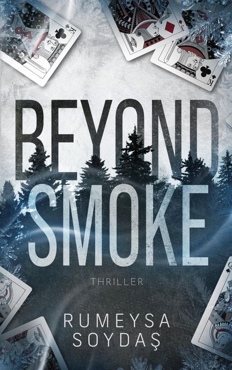 Text: "BEYOND SMOKE", "THRILLER", "RUMEYSA SOYDAŞ". Illustration: Spielkarten und Tannenbäume im Hintergrund.