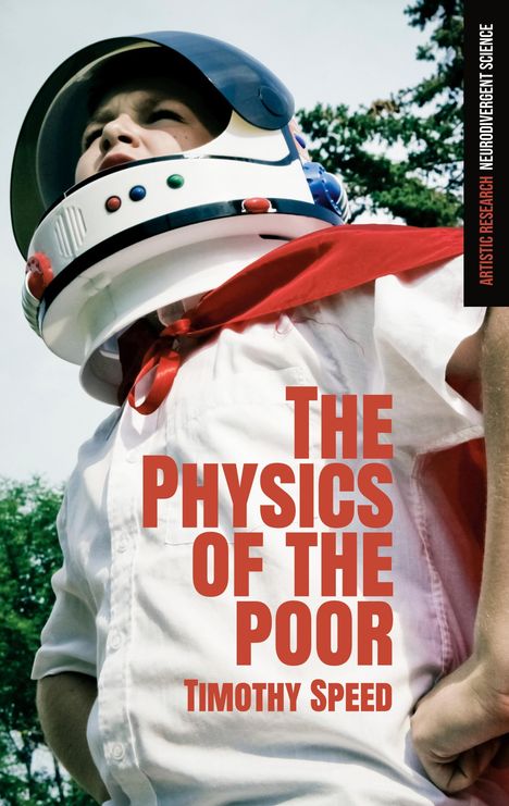 "THE PHYSICS OF THE POOR" in Rot. Kind mit selbstgebasteltem Astronautenhelm und rotem Cape, Bäume im Hintergrund.