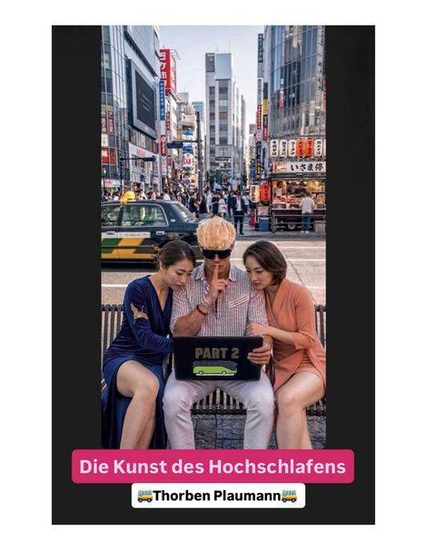 „Die Kunst des Hochschlafens, Part 2“ steht auf einem Laptop und einem rosa Balken. Drei Personen sitzen eng beieinander.