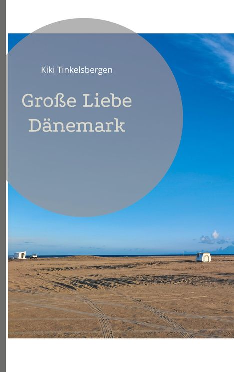 „Kiki Tinkelsbergen, Große Liebe Dänemark“ steht auf grauer Fläche. Darunter Strand mit zwei weißen Hütten und blauem Himmel.