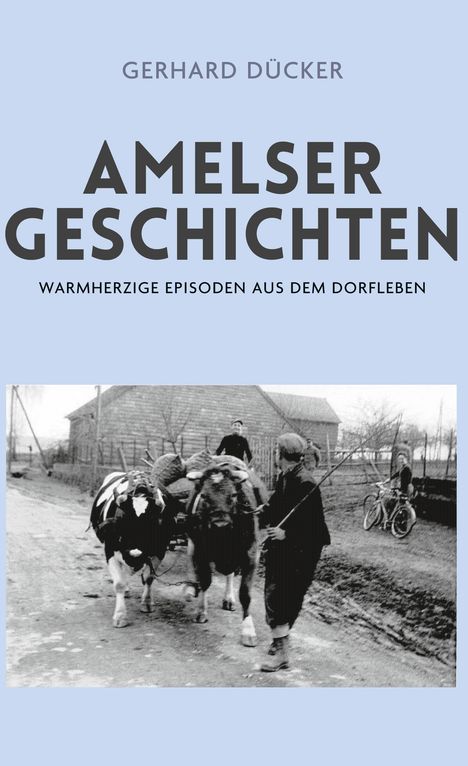 "AMELSER GESCHICHTEN" von Gerhard Dücker. Schwarz-Weiß-Foto: Zwei Kühe auf einem Weg, geführt von Menschen.