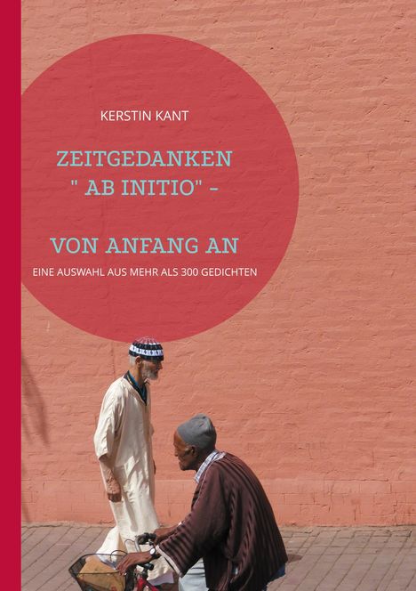 Buchtitel: "Zeitgedanken 'Ab Initio' - Von Anfang An". Zwei Männer in traditionellen Gewändern gehen und radeln vor einer orangen Wand.