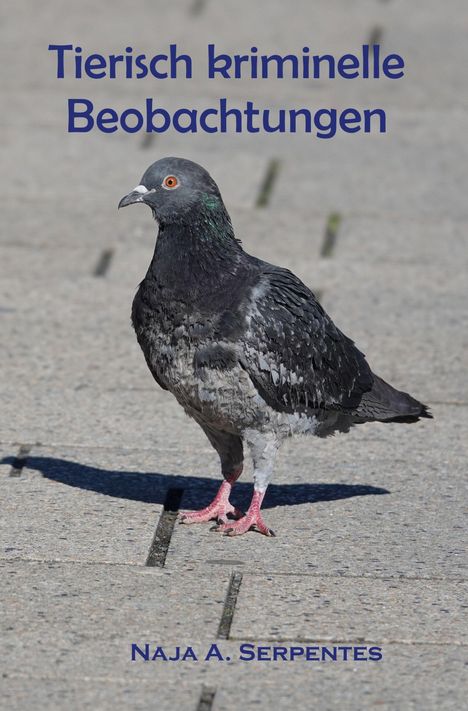 „Tierisch kriminelle Beobachtungen“ darüber, „Naja A. Serpentes“ darunter. Eine Taube auf einem steinigen Boden.