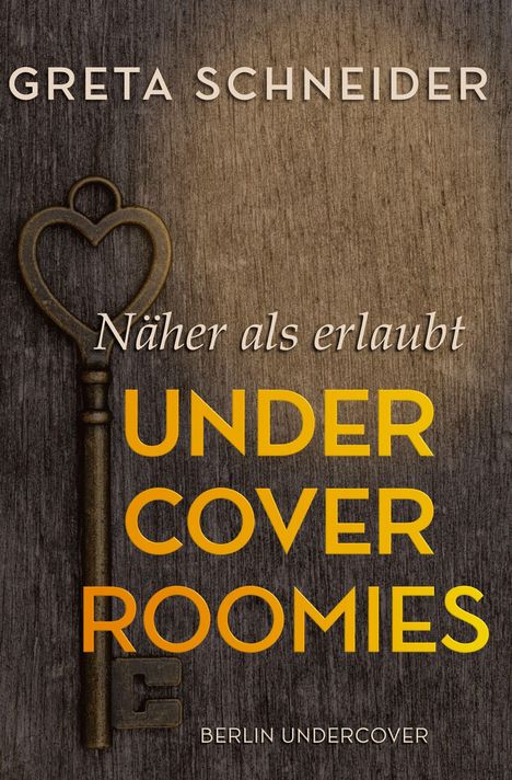 Auf Holzstruktur ein herzförmiger Schlüssel links, daneben der Text: "Näher als erlaubt UNDER COVER ROOMIES".
