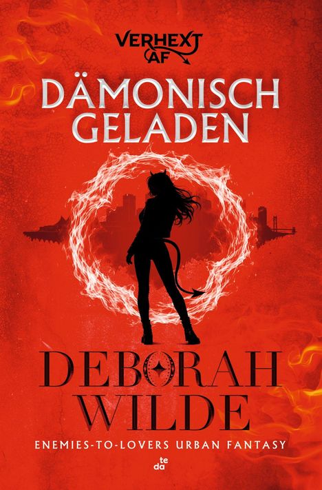 „Dämonisch geladen“ und „Deborah Wilde“ stehen groß über einer schwarzen Silhouette mit Hörnern und Schwanz. Roter Hintergrund.
