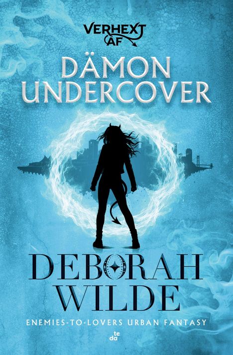 „DÄMON UNDERCOVER“, blaue Illustration, silberner Text, Silhouette einer Frau mit Hörnern vor einer Stadtsilhouette.