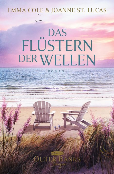 Titel: "Das Flüstern der Wellen", Autoren: Emma Cole & Joanne St. Lucas. Zwei leere Stühle am Strand bei Sonnenuntergang.