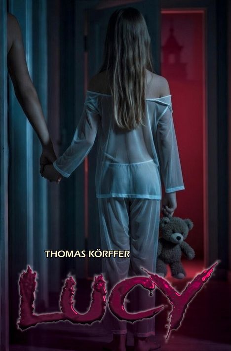 Text: "THOMAS KÖRFFER", "LUCY".

Ein Mädchen in heller Kleidung hält einen Teddybär und geht in einen roten Raum.