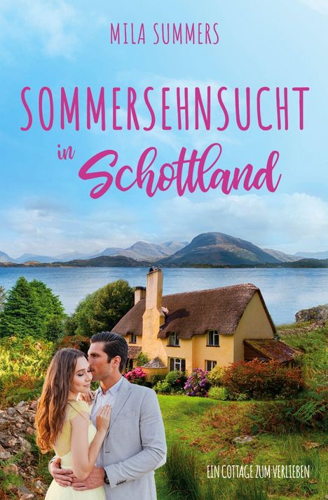 Text: "Mila Summers" und "Sommersehnsucht in Schottland". Paar umarmt sich vor einem idyllischen Cottage mit See- und Berglandschaft.