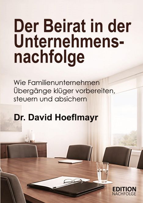 „Der Beirat in der Unternehmensnachfolge“ von Dr. David Hoeflmayr. Moderne Konferenzraumszene mit Tisch und Stühlen.