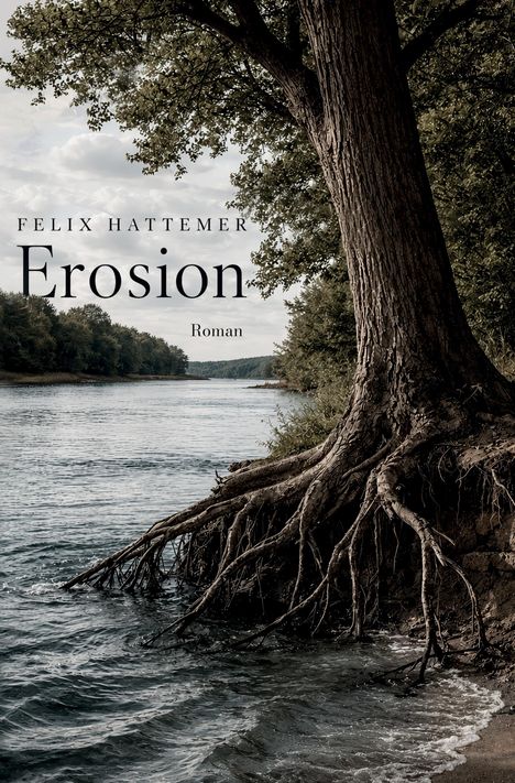 Text: "Felix Hattemer Erosion Roman." Ein mächtiger Baum am Ufer mit freigelegten Wurzeln, die ins Wasser ragen.