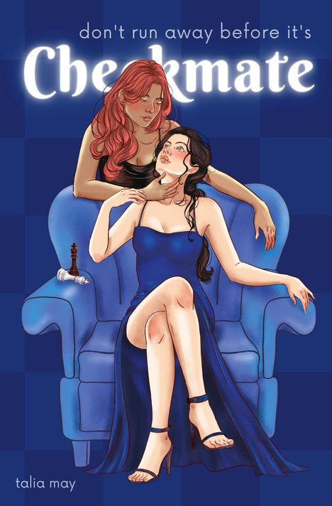 „don't run away before it's Checkmate“. Zwei Frauen sitzen in einem Sessel. Eine ist rothaarig, die andere in einem blauen Kleid.
