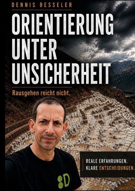 "ORIENTIERUNG UNTER UNSICHERHEIT" steht in großen Buchstaben vor einer Berglandschaft. Unten ein Mann im schwarzen T-Shirt.