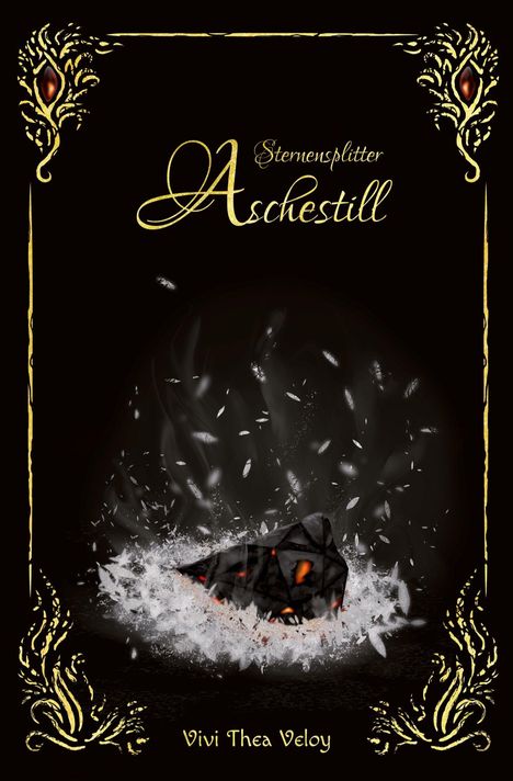 „Sternensplitter Aschestill“, Vivi Thea Veloy. Dunkler Hintergrund, glühende Asche, goldene Verzierungen.