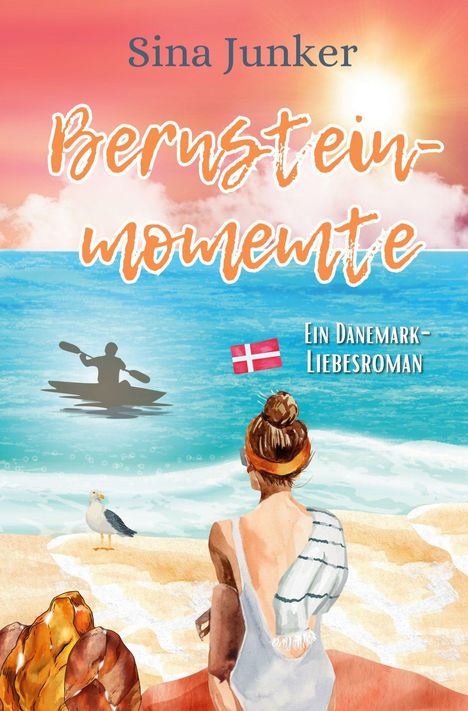 „Sina Junker, Bernsteinmomente, Ein Dänemark-Liebesroman.“ Frau am Strand, Möwe, Kajakfahrer, Sonnenuntergang.