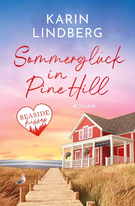 „Karin Lindberg, Sommerglück in Pine Hill, Roman.“ Illustration: Rotes Haus am Steg, Meer und Möwe im Sonnenuntergang.
